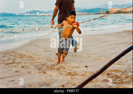 Lecheria, Anzoátegui Venezuela - Oktober 03, 2018 Junge zieht Fischernetz, um seine Familie zu ernähren Stockfoto