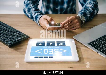 Schuß von seo Manager mit digitalen Geräte am Arbeitsplatz 7/8 Stockfoto