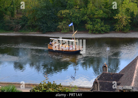 Ein traditionelles mit flachem Boden Kahn, lokal als Gabarre auf dem Fluss Dordogne, Frankreich bekannt. Für den Transport von Touristen auf dem seichten Fluss verwendet Stockfoto