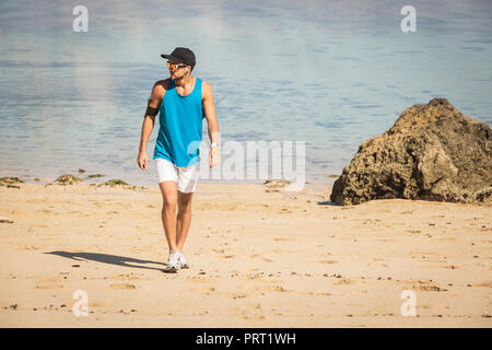 Sportlicher Mann am Strand in der Nähe von Meer, Bali, Indonesien Stockfoto