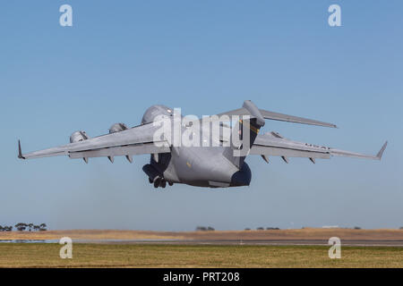 United States Air Force (USAF) Boeing C-17A Globemaster III militärische Transportflugzeuge 05-5153 aus der 535th Airlift Squadron, 15 Airlift Wing bas Stockfoto
