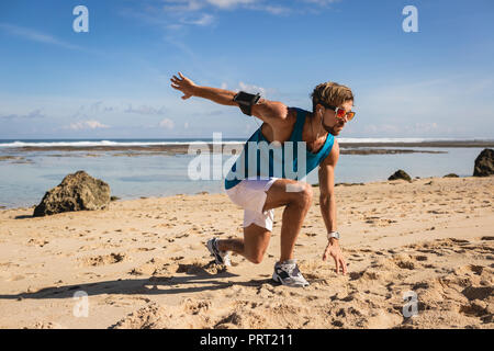 Athletische schöner Mann stürzt, während des Trainings am Meer Stockfoto