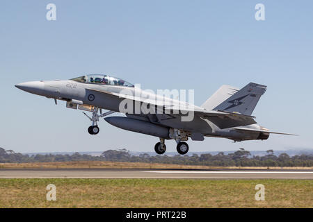 Royal Australian Air Force (RAAF) Boeing F/A-18F Super Hornet multirole Fighter Aircraft ein 44-222 bei RAAF Amberley in Queensland. Stockfoto