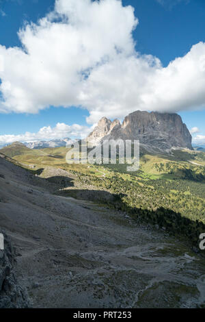 Große Dolomiten Herbst Landschaft in Alta Badia mit dem Sellajoch und einen Blick auf die majestätischen Langkofel Peak im Val Gardena in Norditalien Stockfoto