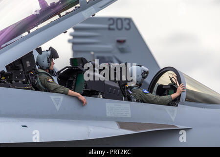 Royal Australian Air Force (RAAF) Aircrew in einer Boeing F/A-18F Super Hornet multirole Fighter Aircraft. Stockfoto