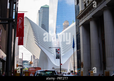 New York City, USA - August, 2018: Die futuristische Form der Oculus Verkehrsknotenpunkt am World Trade Center U-Bahn Station in New York City, USA. Von Santiago Calatrava entworfen