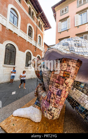 Manuela Granziol der Liminal Ort Papier Skulptur eines kauernden Mädchen. Die Biennale Kunstausstellung Lucca, Lucca, Italien Stockfoto