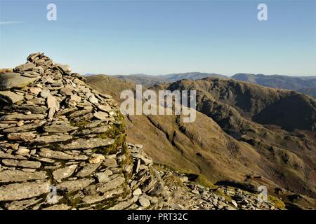 UK Coniston, Cumbria. Blick über das Tal in Richtung Coppermines Wetherlam von Coniston Old Man im englischen Lake District, Cumbria. Stockfoto