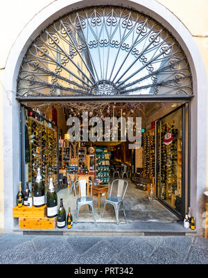 Winer und Champagner Verkäufe, Lucca, Italien Stockfoto