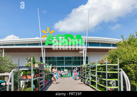 28. Mai 2018: Newton Abbot, Devon, Großbritannien - ASDA Supermarkt Eingang, mit Menschen verlassen mit ihren Einkaufsmöglichkeiten. Stockfoto