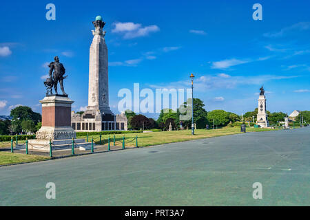 P Juni 2018: Plymouth, Devon, UK-Statue von Sir Francis Drake und der Navy Memorial, Plymouth Hoe. Die Armada Memorial können auf der rechten Seite gesehen werden. Stockfoto