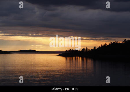 Ein Blick auf den Sonnenuntergang über einem Meer loch in der North West Schottland in der Nähe von Lochinver Stockfoto