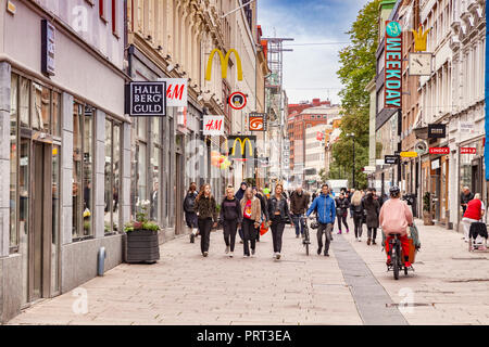 14. September 2018: Göteborg, Schweden - Kungsgatan, der Haupteinkaufsstraße in Göteborg, überfüllt mit Käufern. Stockfoto