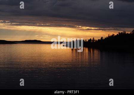 Ein Blick auf den Sonnenuntergang über einem Meer loch in der North West Schottland in der Nähe von Lochinver Stockfoto