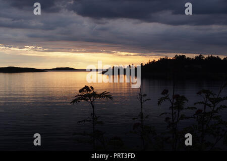 Ein Blick auf den Sonnenuntergang über einem Meer loch in der North West Schottland in der Nähe von Lochinver Stockfoto