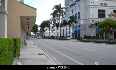 Downtown East Boca Raton Florida Tag Zeit außen zur Gründung shot Foto von Street View Verkehr, Unternehmen, Geschäfte und Hotels Stockfoto