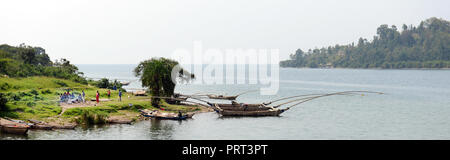 Fischerboote am Ufer des Kivu-Sees, Ruanda. Stockfoto