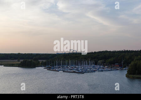 Editorial 08.09.2018 Turku Finnland, Segeln Yachten in der Marina auf den Inselgruppen Pier mit der Meyer Werft Turku im Hintergrund mit den beiden Stockfoto