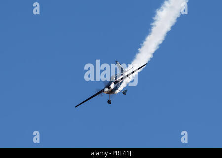 Melissa Andrzejewski Fliegen ein Edge 540 aerobatic Flugzeug. Stockfoto