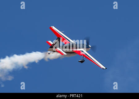 Melissa Andrzejewski Fliegen ein Edge 540 aerobatic Flugzeug. Stockfoto