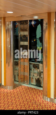 Elevator Repair in progress mit offener Tür und Mann Stockfoto