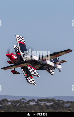 Melissa Andrzejewski Fliegen ein Edge 540 aerobatic Flugzeug mit Überspringen Stewart fliegen in Pitts Special S-2 Flugzeuge. Stockfoto