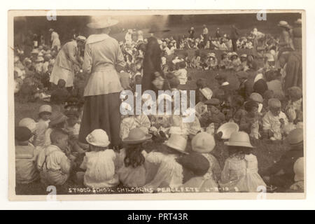 Ursprüngliche Postkarte aus der Zeit WW1 von Strood School Kinderfriedensparty 4. August 1919, Strood, Rochester, Kent, U.K. Stockfoto