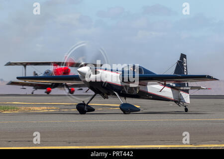 Melissa Andrzejewski Fliegen ein Edge 540 aerobatic Flugzeug. Stockfoto
