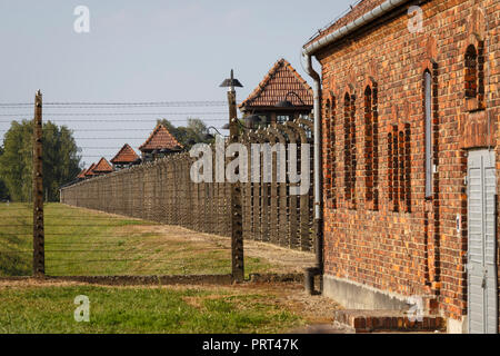 Oswiecim, Polen - 22. August 2018: elektrischen Zaun in ehemaligen deutschen nationalsozialistischen Konzentrations- und Vernichtungslager Auschwitz-Birkenau. Stockfoto