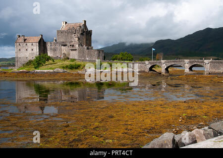 Anzeigen von Eileen Donan historisches Haus und Schloss der MacRae Familie auf der Insel aus Ufern von Kyle von Lochalsh, Scottish Highlands. Stockfoto