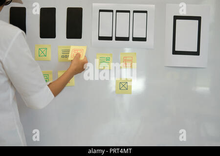 User Experience, UX-Designer entwerfen Web auf smart phone Layout. UI Planung mobile Anwendung. Entwickler arbeiten mit Business Prototyp Stockfoto