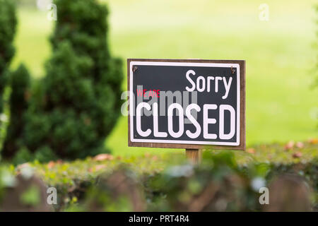 Es tut uns leid wir Zeichen außerhalb ein Cafe, das für das Jahr in Großbritannien geschlossen geschlossen sind. Outdoor geschlossen unterzeichnen. Stockfoto