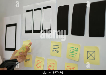 User Experience, UX-Designer entwerfen Web auf smart phone Layout. UI Planung mobile Anwendung. Entwickler arbeiten mit Business Prototyp Stockfoto