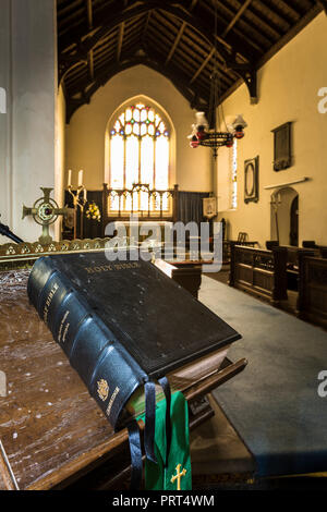 King James Version der Bibel. In St. Peter und Paul Kirche, Hoxne, Suffolk, Großbritannien. Stockfoto