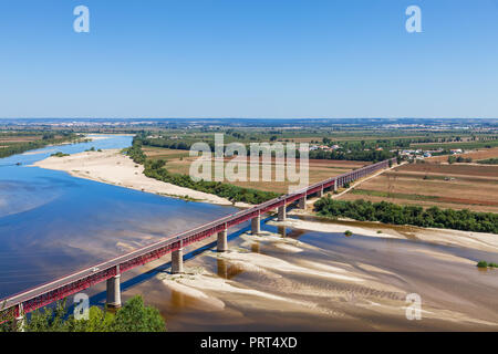 Santarem, Portugal. Ponte Dom Luis I Brücke, den Fluss Tejo und Leziria Felder der fruchtbaren Schwemmland des Ribatejo,. Von Portas do Sol Standpunkt aus gesehen Stockfoto