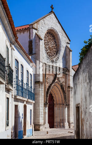 Santarem, Portugal. Igreja de Santo Agostinho da graca Kirche, mit der größten Rose Fenster einer einzelnen Scheibe in Portugal geschnitzt. 14. und 15. jahrhundert Männer Stockfoto