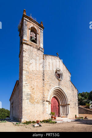 Santarem, Portugal. Fassade mit gotischen Portal und Glockenturm oder Glockenturm der Igreja de Santa Cruz Kirche. Die gotische Architektur aus dem 13. Jahrhundert Stockfoto