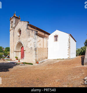 Santarem, Portugal. Fassade mit gotischen Portal und Glockenturm oder Glockenturm der Igreja de Santa Cruz Kirche. Die gotische Architektur aus dem 13. Jahrhundert Stockfoto