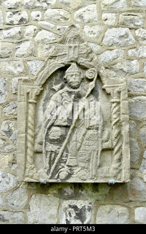 'Hl. Gregor der große mit einem anglianischen Sklaven im Forum Romanum'. Steinrelief an der Außenwand der St. Thomas' Catholic Church, Canterbury, Kent, Großbritannien. Stockfoto