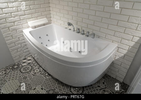 Moderne häusliche Bad mit Hydromassage Badewanne Stockfoto