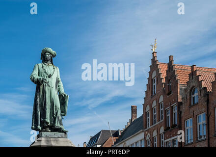 Statue und Denkmal für Brügge Maler Jan van Eyck, Jan van Eyck Square, Brügge (Brugge), Flandern, Belgien Stockfoto