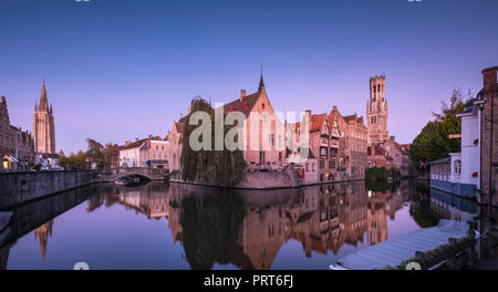 Blick auf den schönen mittelalterlichen Gebäuden an rozenhoedkaai fotografiert in der Morgendämmerung, Brügge (Brügge), Westflandern, Belgien. Stockfoto