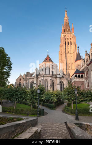 Kirche Unserer Lieben Frau Brügge, mit Turm gebadet im frühen Morgenlicht, ein Meilenstein in der mittelalterlichen Stadt Brügge (Brügge), Belgien. Stockfoto