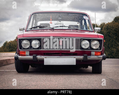 VILNIUS, LITAUEN - 26. AUGUST 2018: VAZ -2106 Zhiguli auf die Straßen der Stadt. Stockfoto