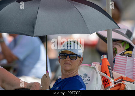 Sarasota, Florida, USA, 27. September 2018. FISA, Zuschauer, die Schattierung von der Sonne mit einem Regenschirm, Masters World Rowing Championships, Nathan Bender Stockfoto