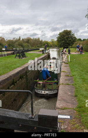 Ein 15-04 verlassen Hillmorton top Lock, Oxford Canal Nord, offiziell den verkehrsreichsten Setzen von Sperren auf dem englischen Kanal System: Warwickshire, England Stockfoto