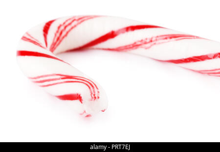 gestreifte Minze harte Zuckerstange, isoliert auf weißem Hintergrund Stockfoto