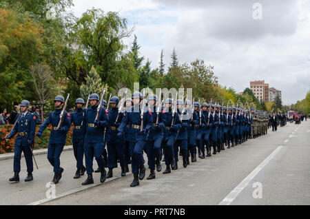 Eskisehir, Türkei - Oktober 29,2017: Feier des 94. Jahrestages der Tag der Republik. Soldaten tun Parade in der zeremoniellen Bereich. Stockfoto