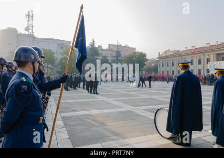 Eskisehir, Türkei - November 10,2017: Die Soldaten und die öffentlichen Kränze auf Atatürk Statue auf dem Platz und erinnert an. Stockfoto