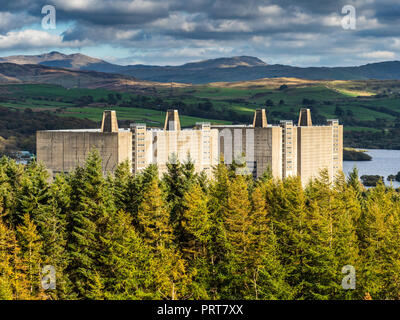 Kernkraftwerks Trawsfynydd, entworfen von Basil Spence, Magnox Kraftwerk eröffnet 1965, geschlossen 1991, stillgelegt werden, Fertigstellung durch 2083 Stockfoto